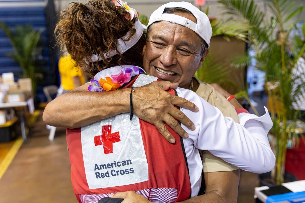 Santiago Montiel recibe ayuda financiera de la Cruz Roja para ayudarlo a recuperarse después del incendio forestal de Maui.