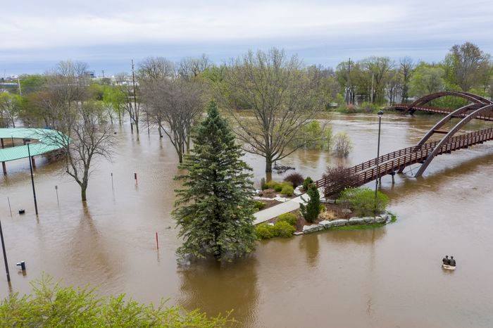 Red Cross Helping Dam Failure Evacuees in Michigan