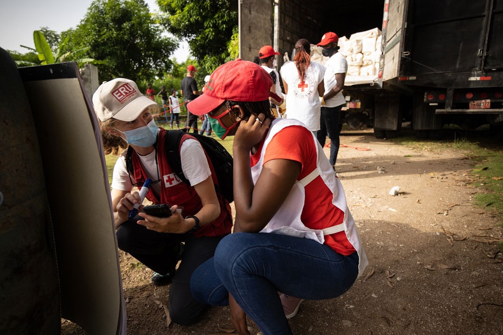 Haiti Earthquake Red Cross Aiding Families in Need