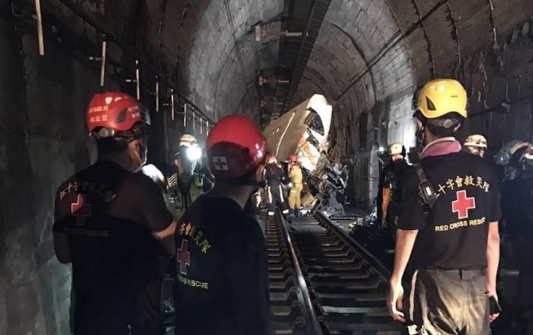 people in train tunnel are ready to help after derailment