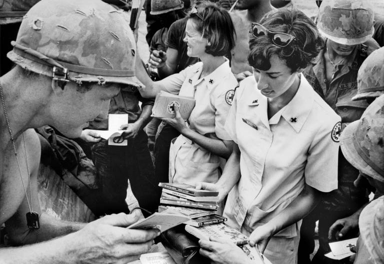 Mayo 1968. Phu Loi, Vietnam del Sur. La Cruz Roja Americana distribuye libros de bolsillo y libros de historietas a soldados en una base contra incendios de la 1era División de Infantería. Foto de la Cruz Roja Americana
