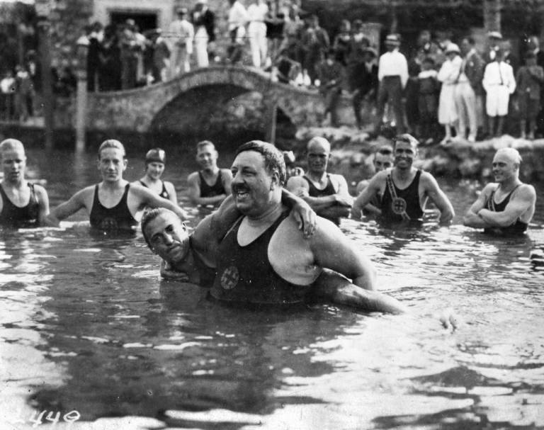 El Comodoro Wilbert E. Longfellow dando una clase de natación.