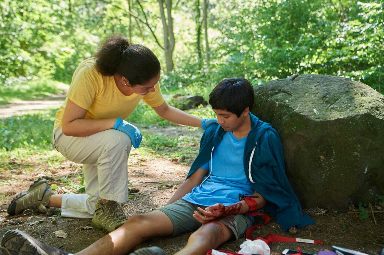 July 29, 2020. Plymouth Meeting, Pennsylvania.
A person can die from severe blood loss in less than 5 minutes. This photo is from the Red Cross courses First Aid for Severe Trauma™ (FAST™), the first national Stop the Bleed course designed specifically for high school students with input, feedback and testing from teachers, student, and medical experts. This photo shows a bystander monitoring a victim’s condition after a tourniquet was applied to stop life-threatening bleeding. Photo illustration taken for the American Red Cross 

Please note: this is a staged photo and shouldn’t be conveyed as a real event.

Covid-19 protocols were followed on set.