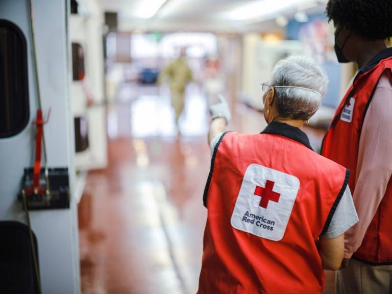 La voluntaria de la Cruz Roja, Deborah Trimiar, se prepara para un vuelo médico de miembros del servicio heridos