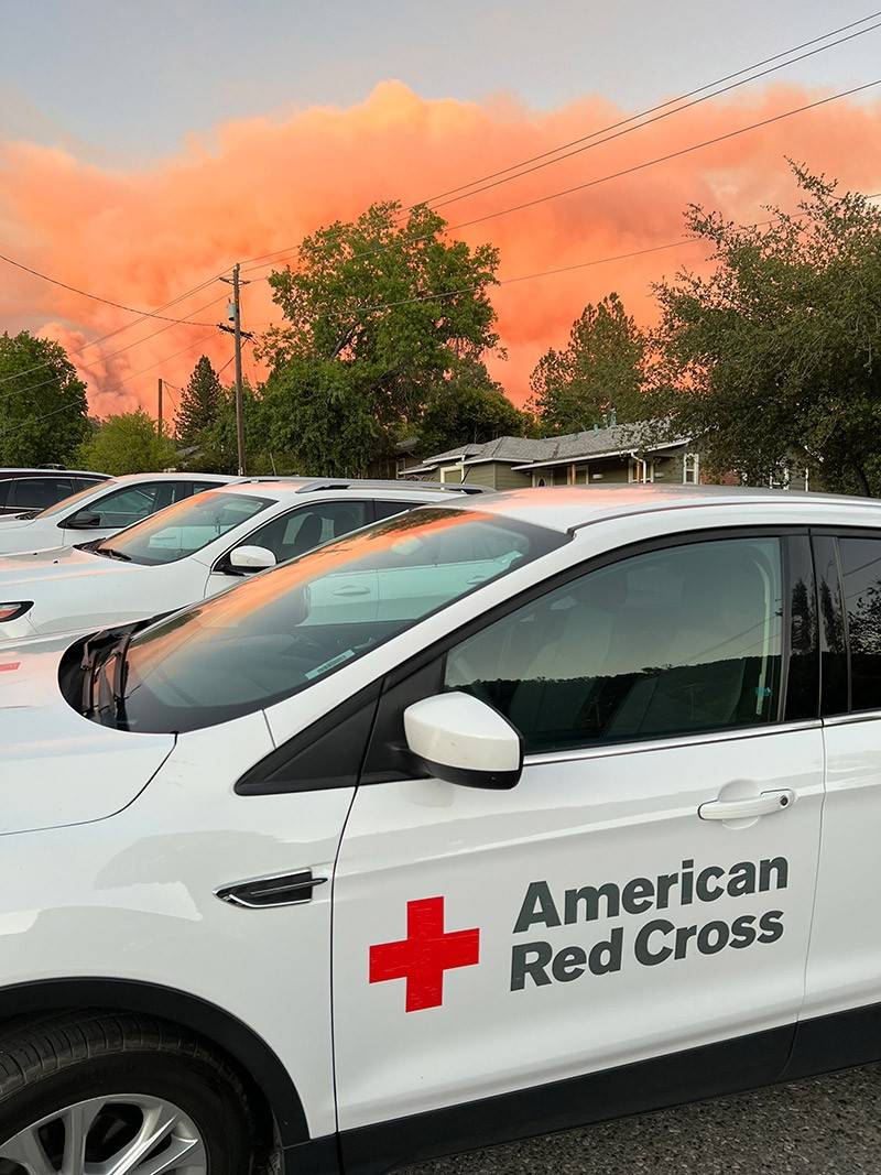 Aquí es evidente el espeso humo anaranjado del Oak Fire en California