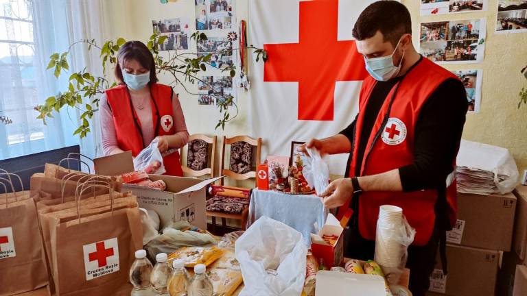 Volunteers at the Moldova Red Cross Anenii Noi branch welcome people from Ukraine with hot drinks and food.