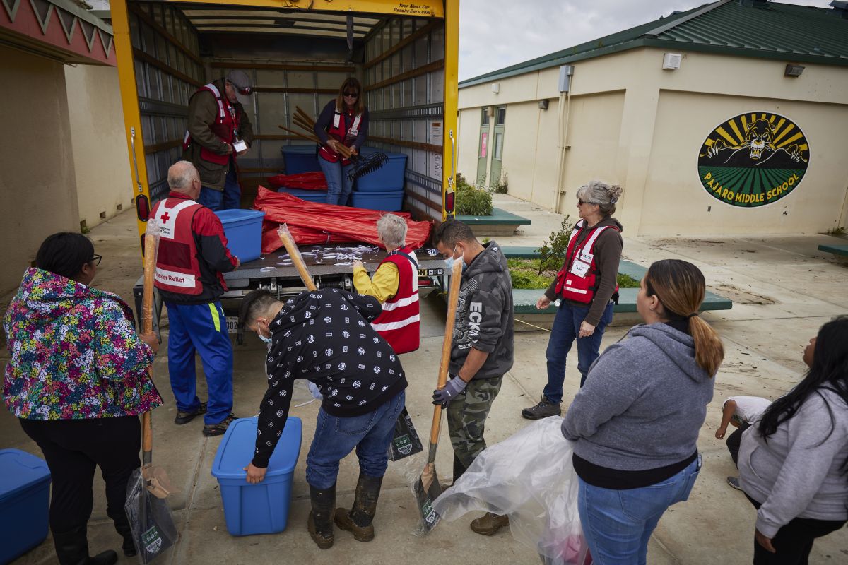  volunteers unload cleanup supplies