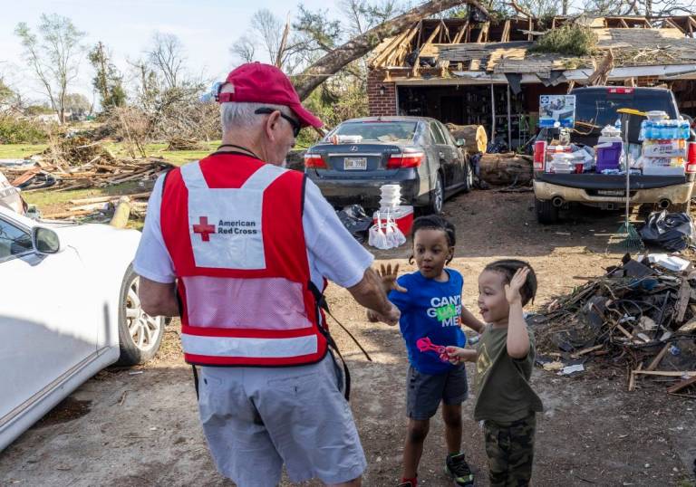 Terry Smith, voluntario de la Cruz Roja, visita a Justin Russell y Jonah Russell