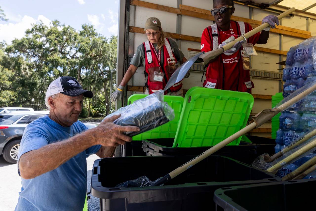 La Cruz Roja ayuda después de un incendio forestal y un huracán