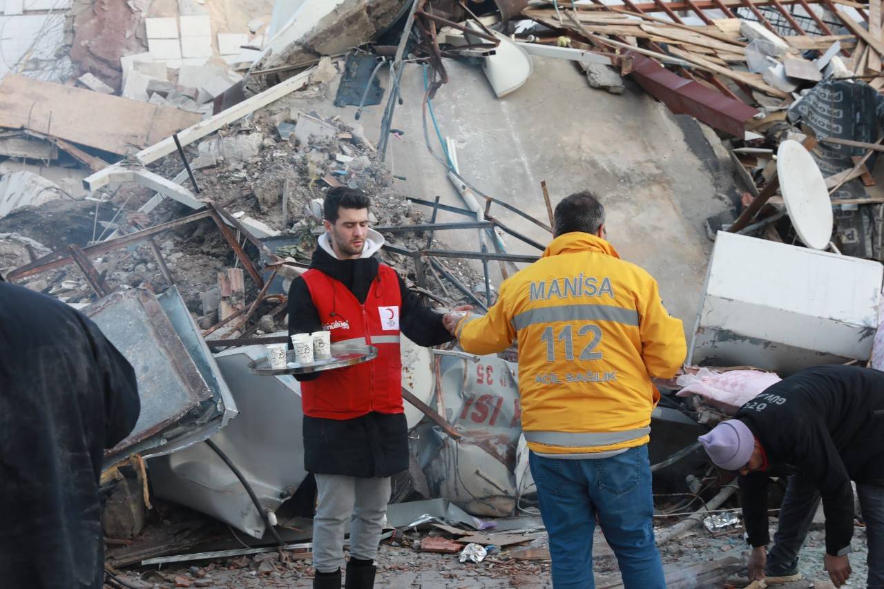 volunteers helping in Turkiye and Syria