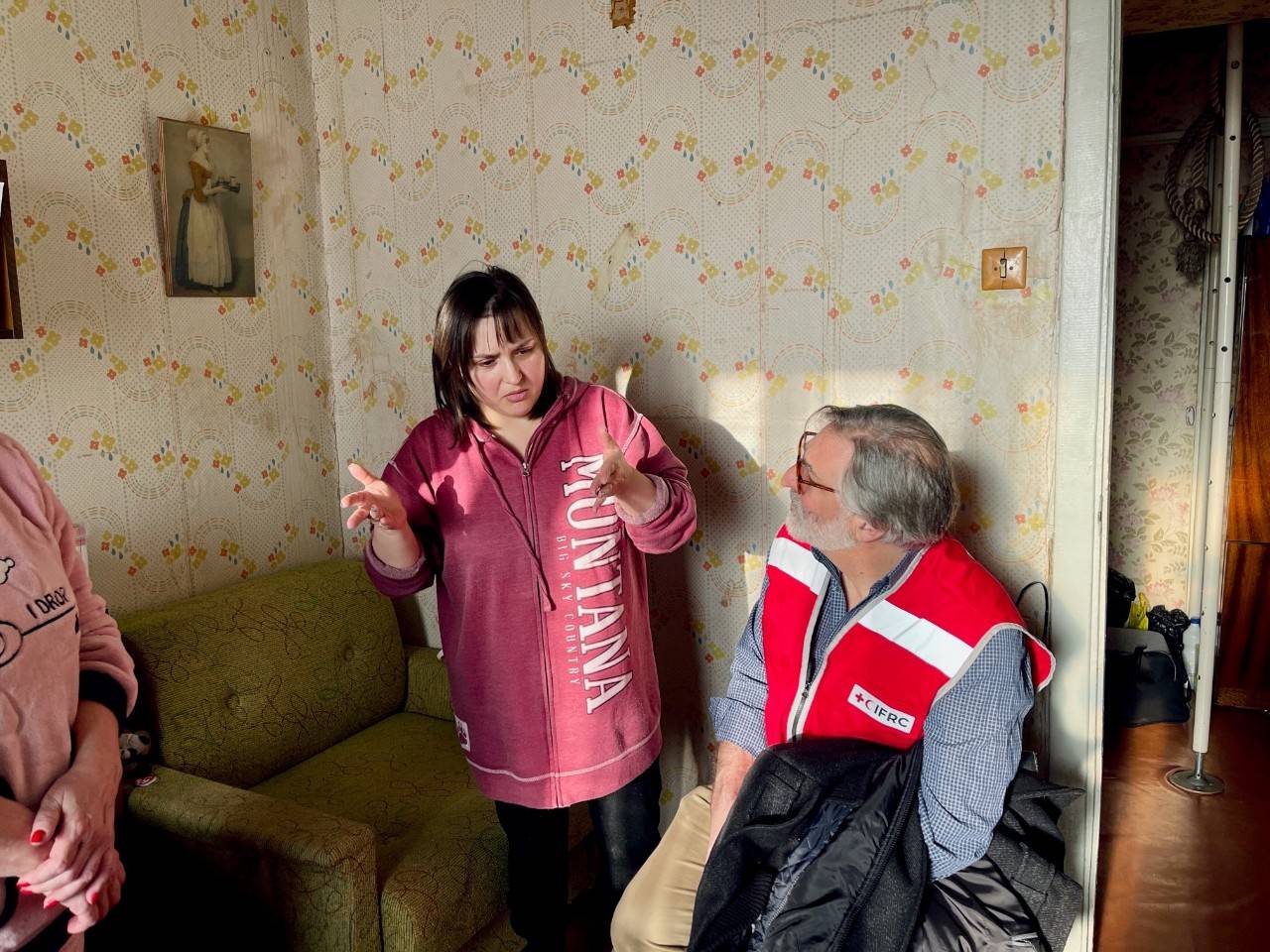 Maryna Sereda, una refugiada ucraniana de 41 años, vive en un apartamento en Chisinau, Moldavia. Maryna ha pasado la mayor parte del año pasado viviendo a menos de sesenta millas de su Ucrania natal, pero en lo que se siente como un mundo de distancia para ella. Cruz Roja foto por Edgar Zuniga