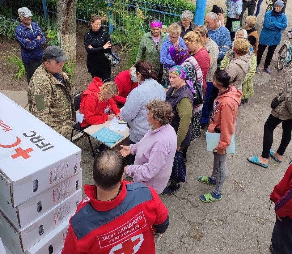Volunteers of the Ukrainian Red Cross Society providing food packages
