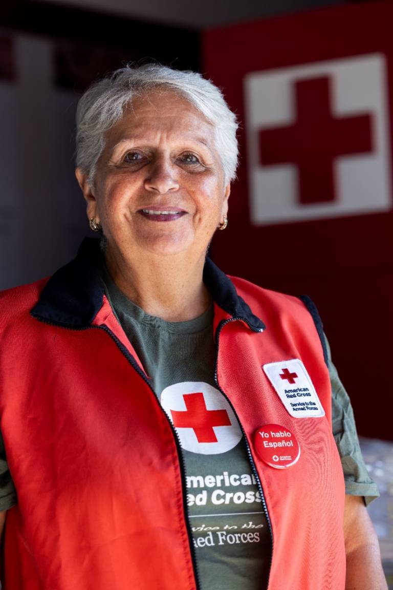 Tras el huracán María, Carmen Hernández se unió a la Cruz Roja como voluntaria del Servicio a las Fuerzas Armadas.