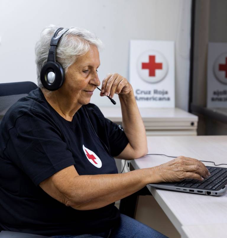 Carmen Hernández ayuda a las familias de militares en situaciones de emergencia como trabajadora social voluntaria de la Red de Cuidado de Héroes en la Cruz Roja Americana.