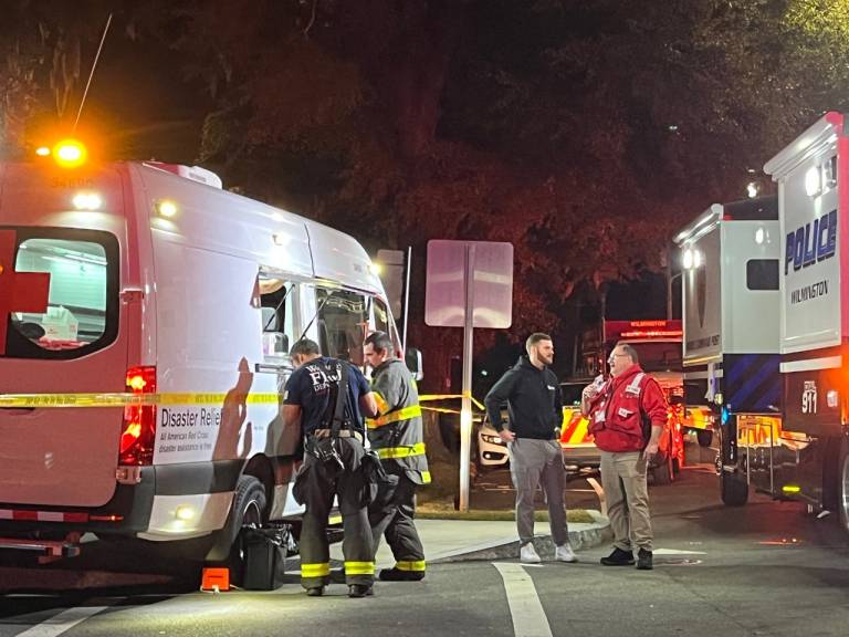 Los miembros del Equipo de Acción ante Desastres de la Cruz Roja responden a un incendio doméstico.