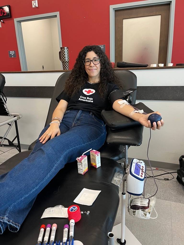 Mujer sosteniendo una bolsa de donación de sangre en la mano.