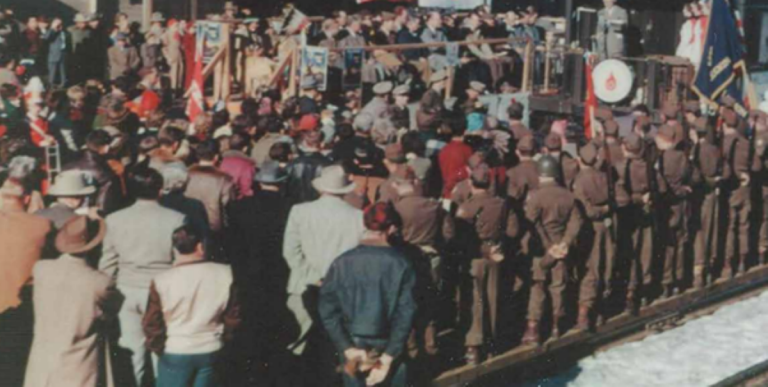 Una multitud se reunió en un patio ferroviario, entre ellos miembros de las fuerzas armadas