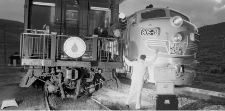 Dos vagones están uno junto al otro, y un hombre camina entre ellos.