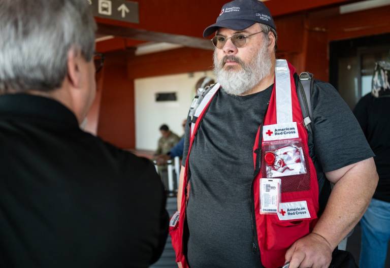 Personas llegan a un aeropuerto con su equipaje