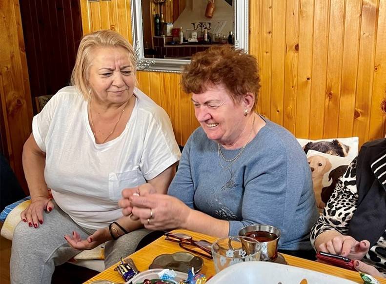Ukrainian Verona Friedman (left) and Slovak host Julia Gulashova (right) share a laugh at home