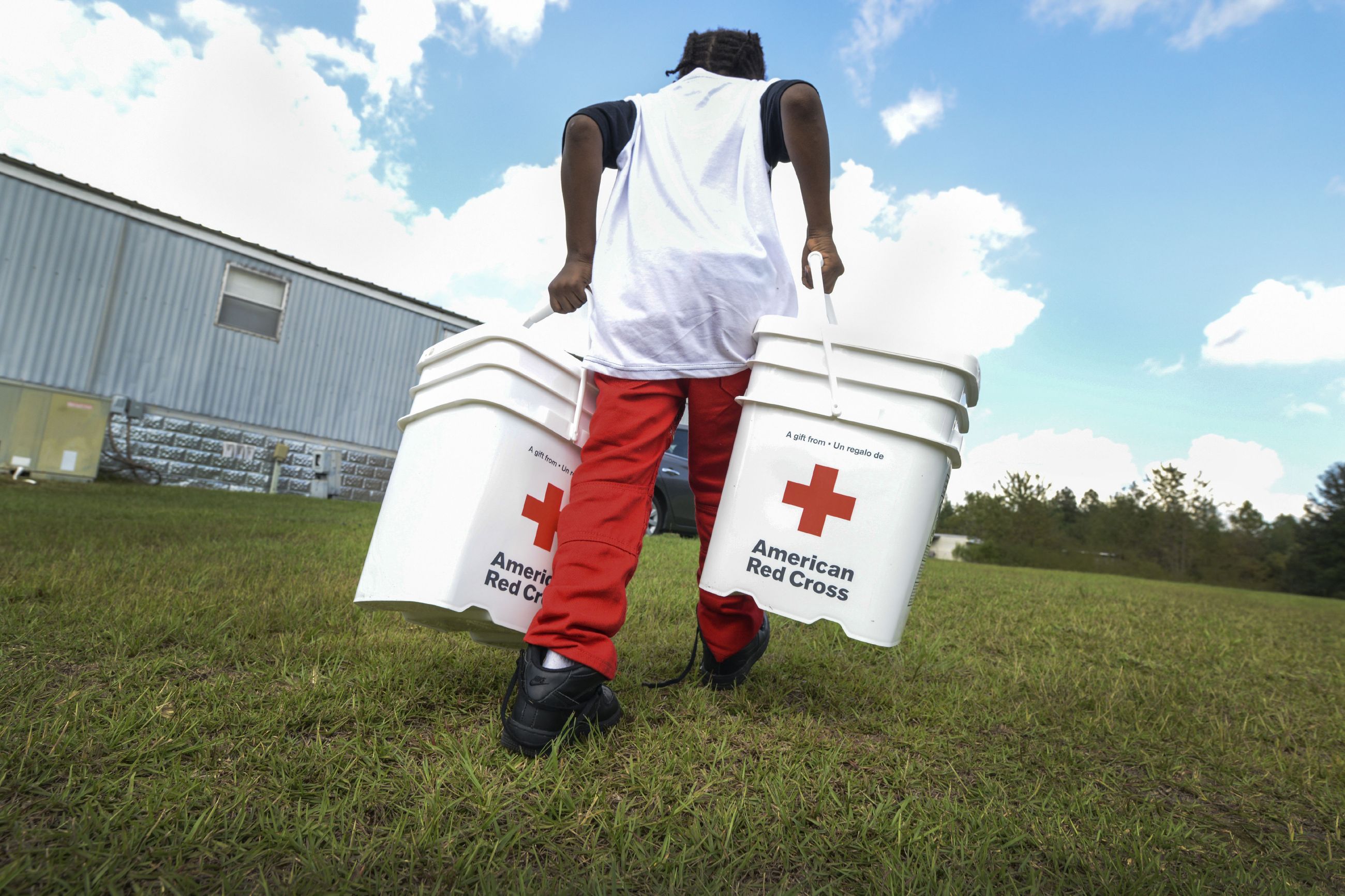 How to build an emergency kit during Hurricane Florence