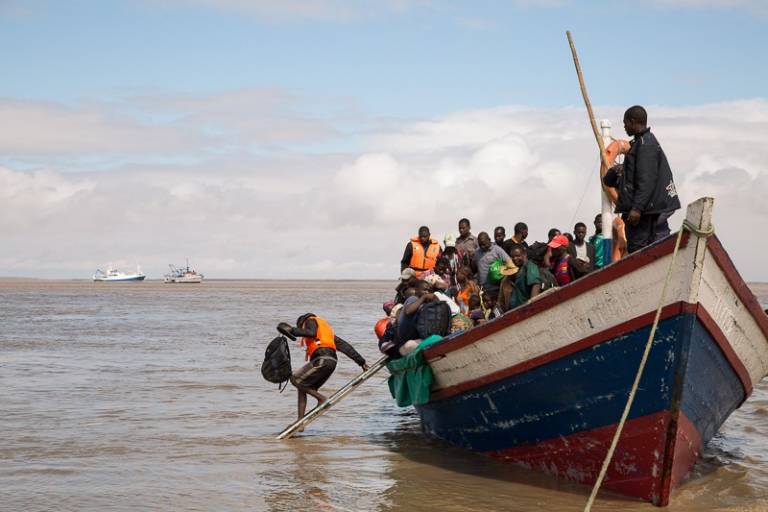 pulver ude af drift kone Mozambique: Red Cross Aiding Families amidst Breathtaking Devastation