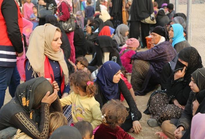 Iraqi Red Crescent Society volunteers provide psychosocial support to people who have fled Mosul and surrounding towns to the safety of a camp near Erbil.  Photo:Safin Ahmed / Iraqi Red Crescent Society