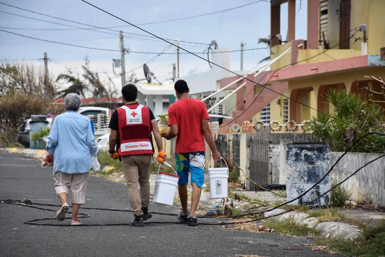 September 30, 2017. Barceloneta, Commonwealth of Puerto Rico.
Red Cross volunteers distribute water, food and other basic necessities to families affected by Hurricane Maria.
Photo by Sergio Rojas for The American Red Cross

30 de Septiembre de 2017. Barceloneta, Estado Libre Asociado de Puerto Rico.
La Cruz Roja entrega agua, comida y otros articulos de primera necesidad a las familias de Barceloneta afectadas por el Huracán María.