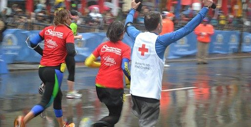 redcrosser running in marathon