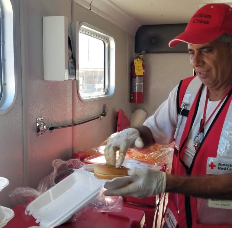 Joe empacando comidas para distribuir a las víctimas de desastres. 