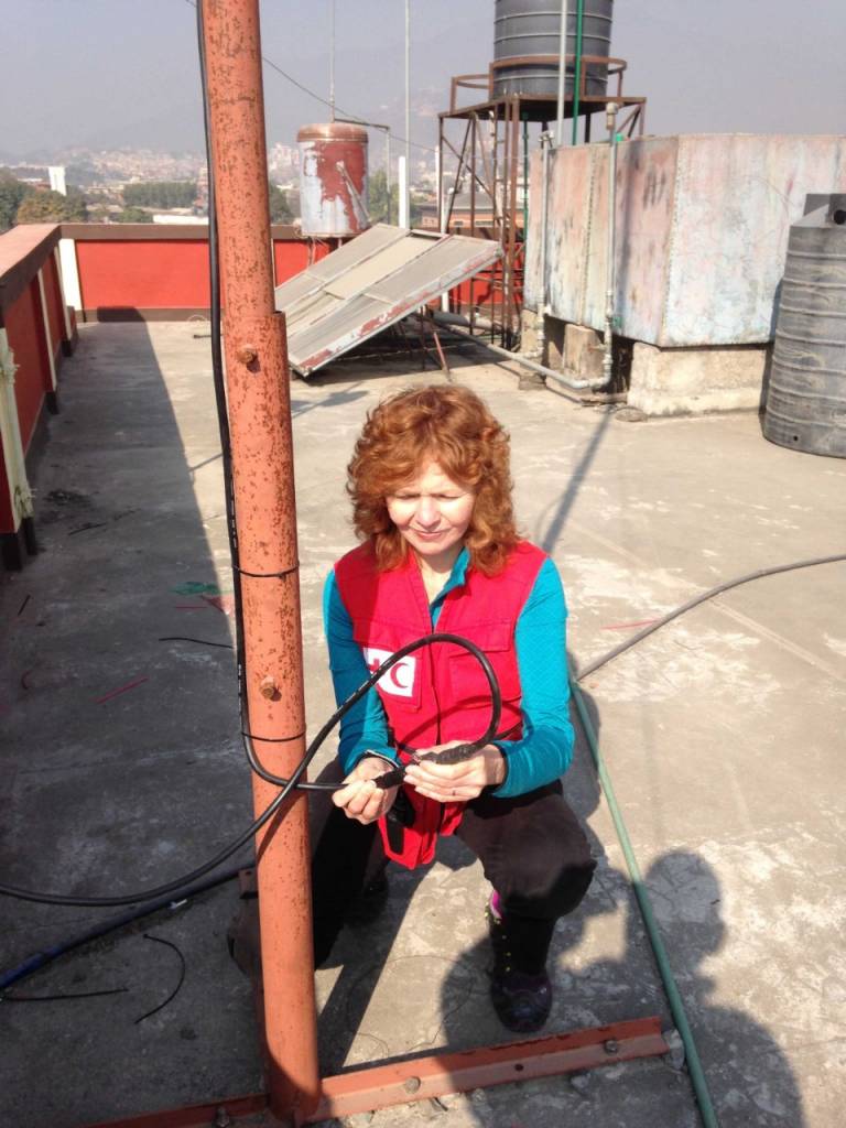 Julie instalando una antena en Katmandú.  