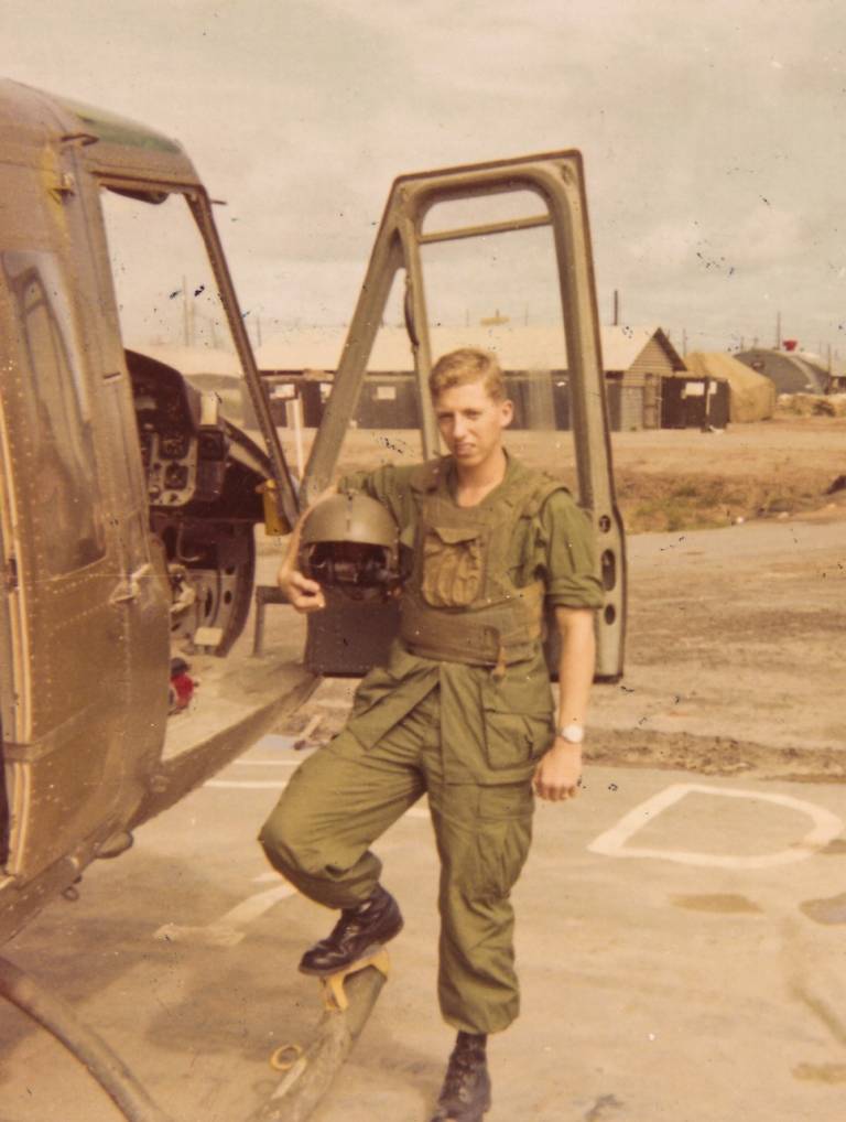 Steve preparándose para partir en una misión DUSTOFF en Vietnam