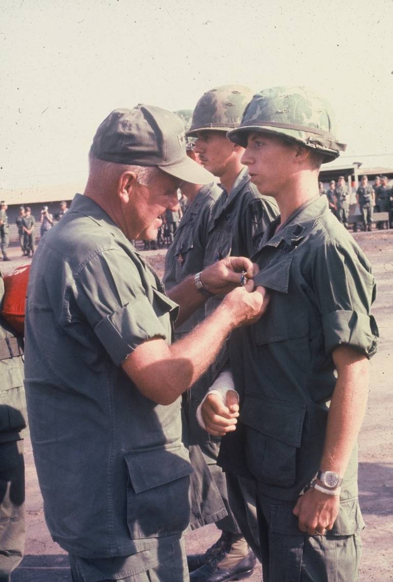 El general Creighton Abrams coloca la Estrella de Plata a Steve en Vietnam.