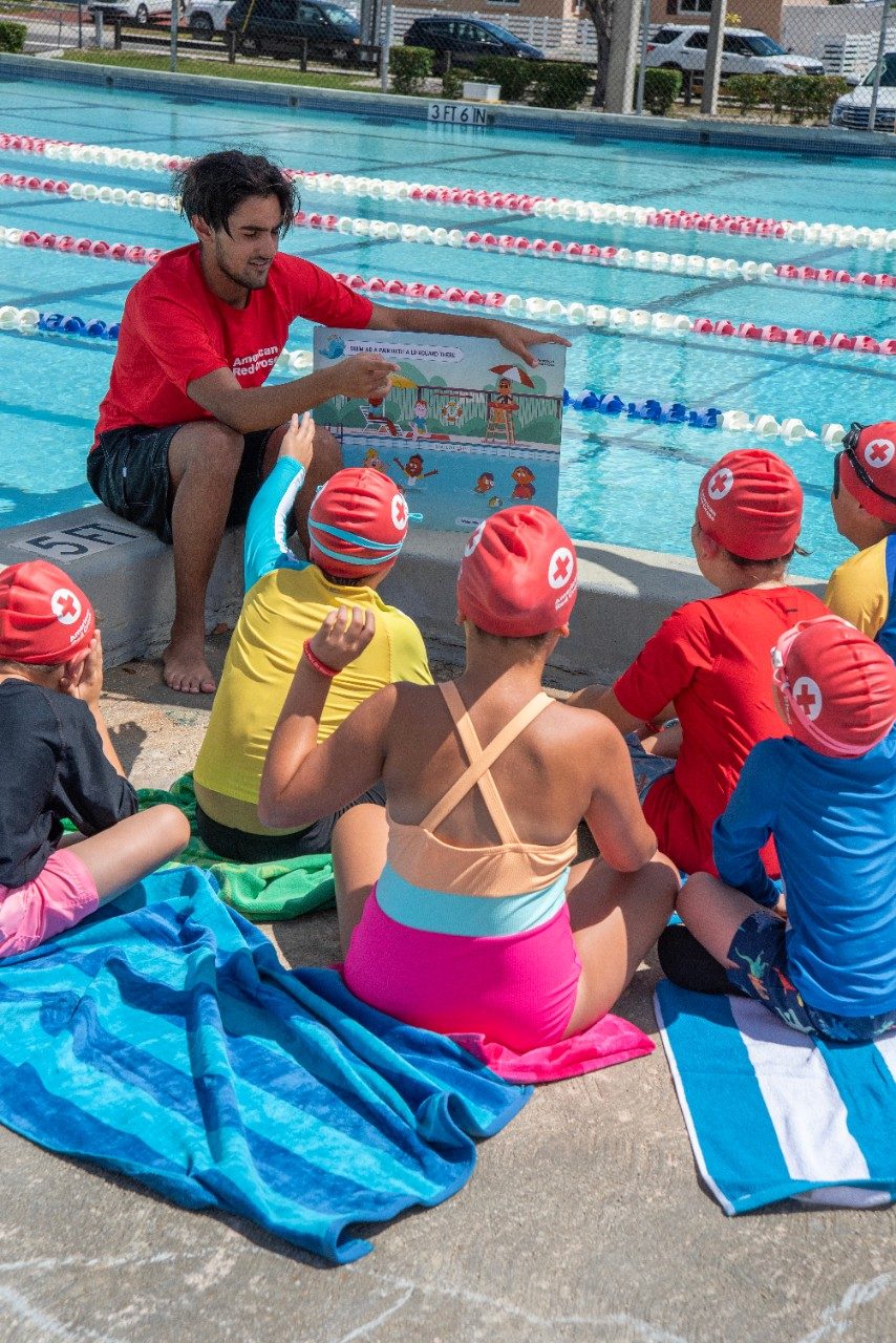instructor enseñando Longfellow's WHALE Tales a un grupo de niños