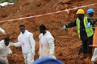 Freetown, Sierra Leone Aug 14, 2017
Red Cross volunteers are digging for survivors and supporting distraught families in the wake of heavy flooding and mudslides that have ripped through Sierra Leone s capital Freetown. As many as 3,000 have been made homeless. Entire communities have been washed away and whatever is left is covered in mud.
The mudslides come following three days of torrential rains.
