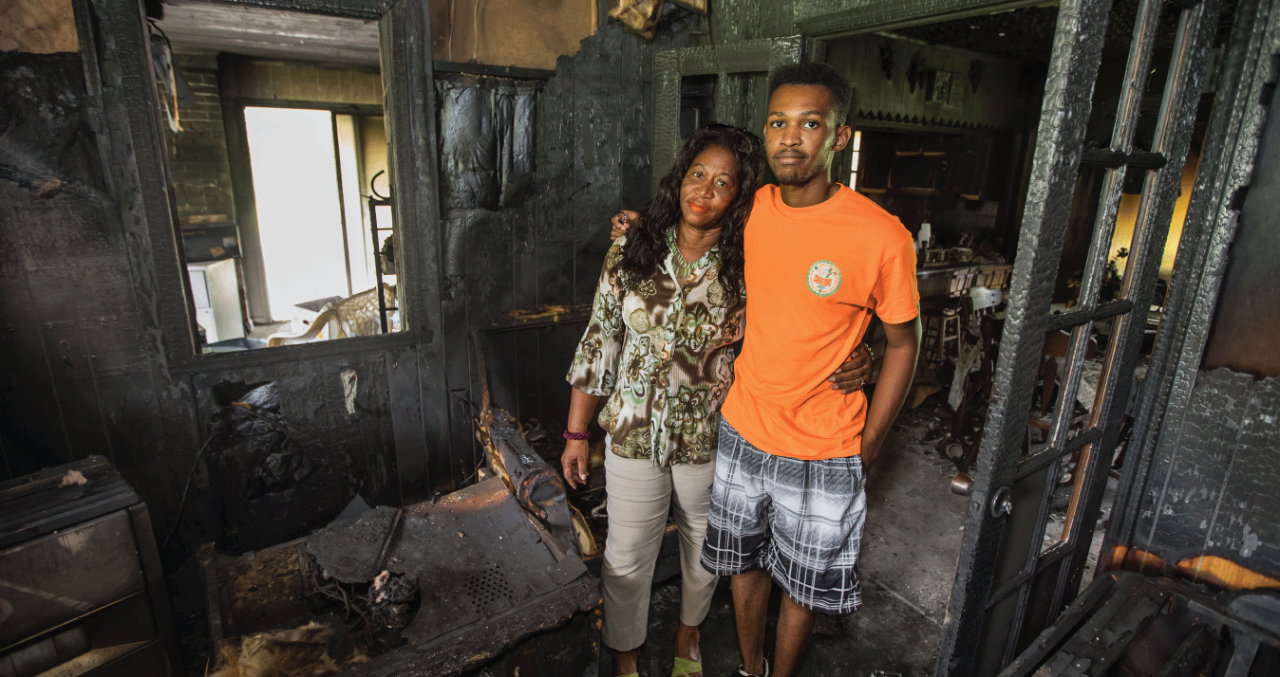 Un propietario se reúne con un voluntario de la Cruz Roja después de un incendio en su casa