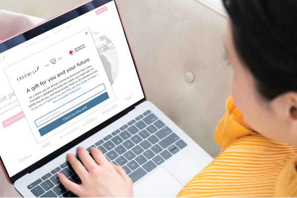 Woman looking at the Red Cross website on her laptop