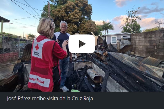 Un voluntario de la Cruz Roja hablando con José Pérez.