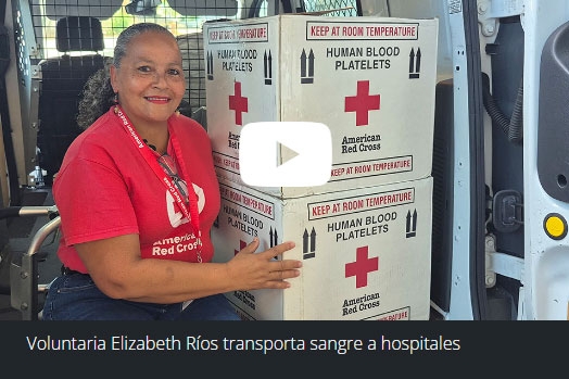 La voluntaria Elizabeth Ríos, sentada junto a cajas para el transporte de sangre en una furgoneta.