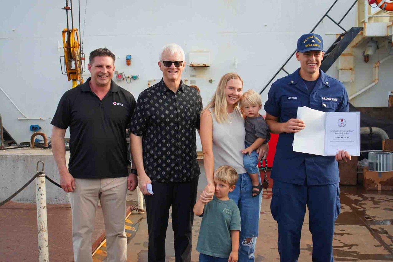 Petty Officer Sweeten receives Lifesaving Award 