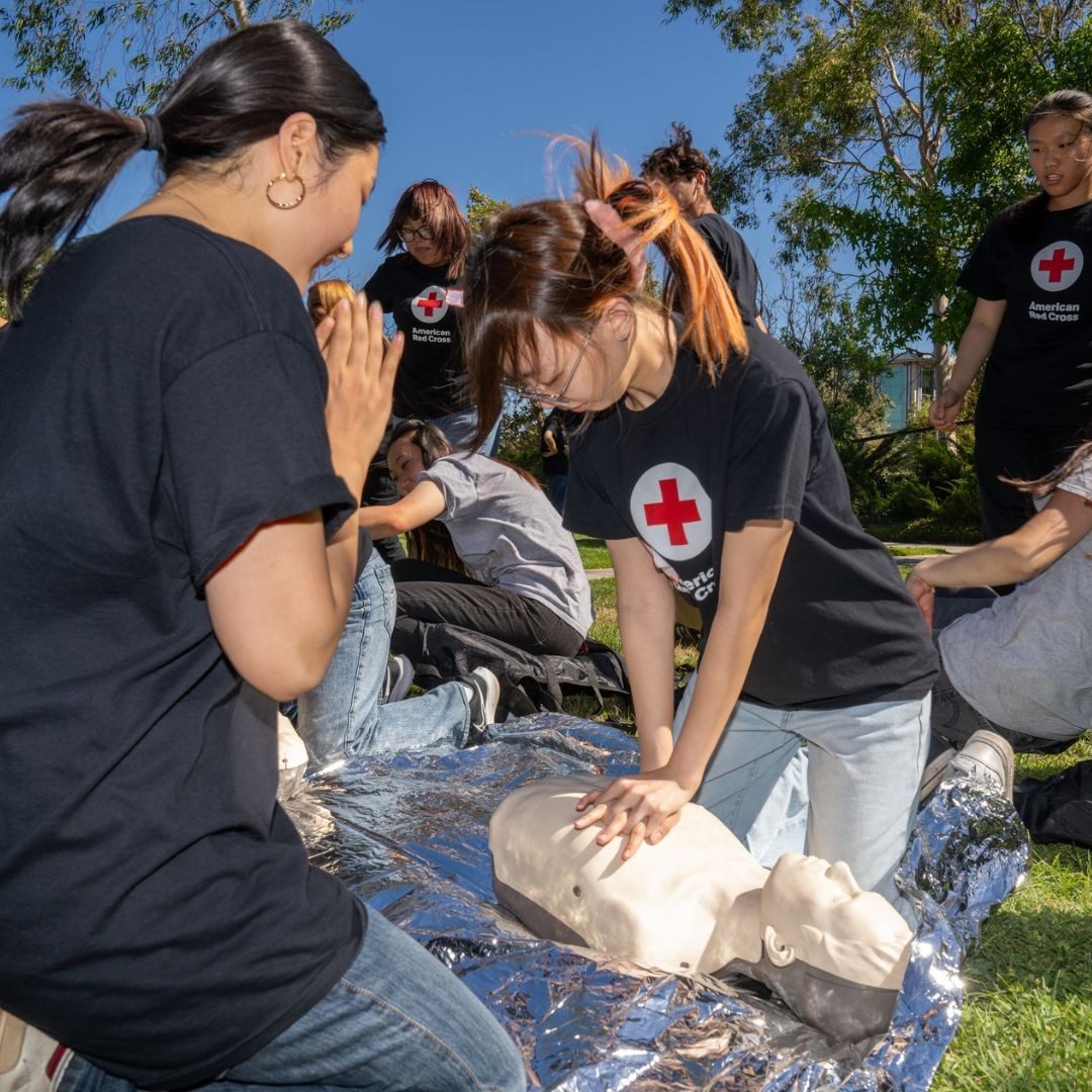 youth volunteers praciticing cpr