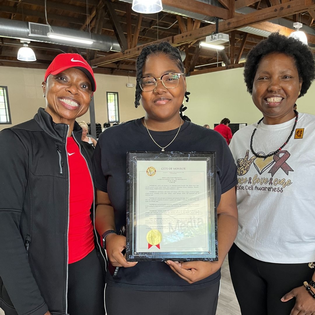niyah lindsay holding award certificate