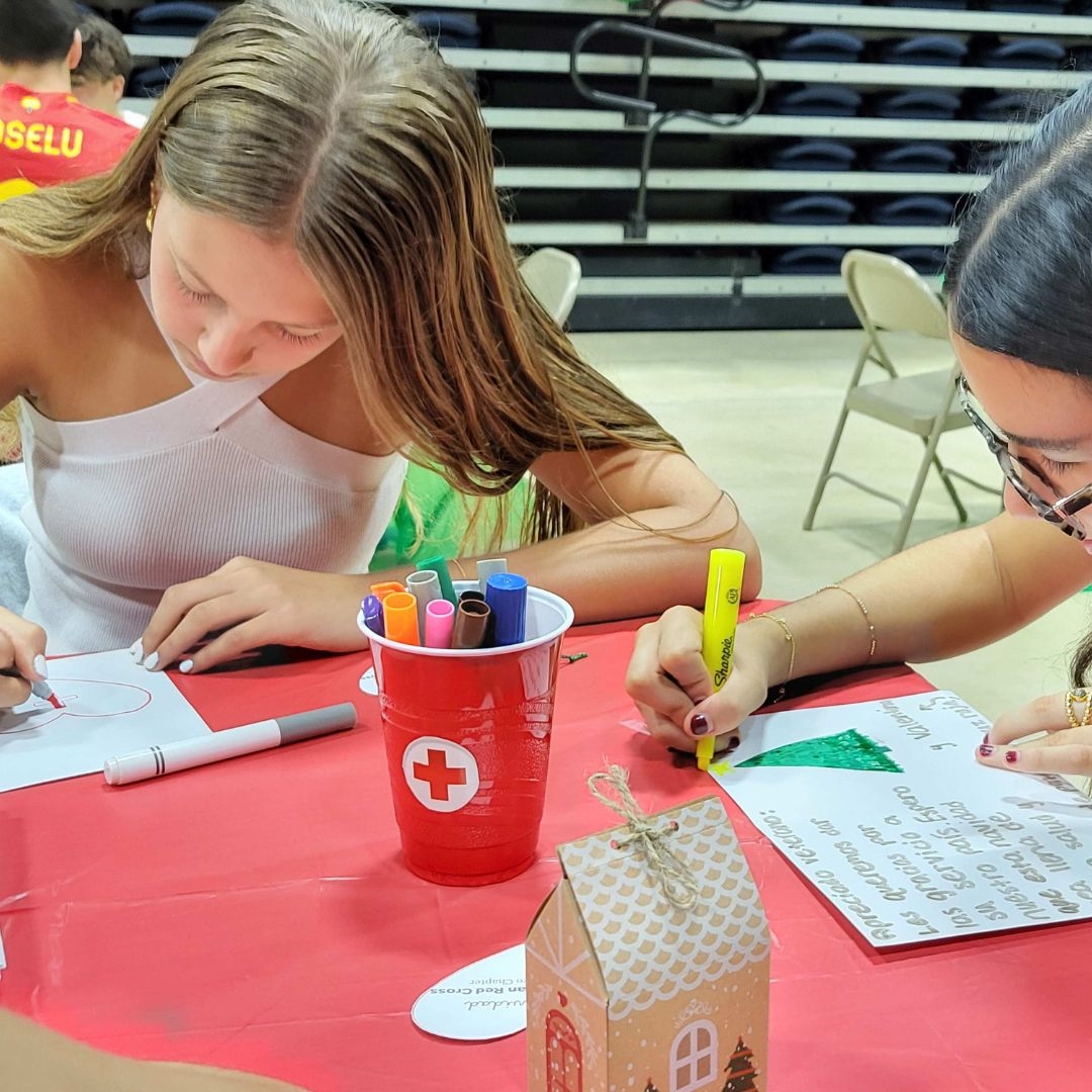 niños escribiendo en la mesa