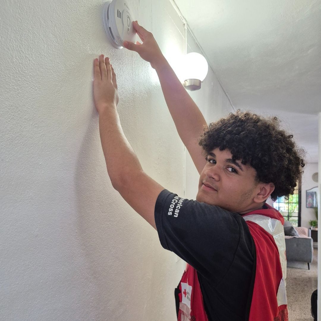 Voluntario instalando alarma de humo