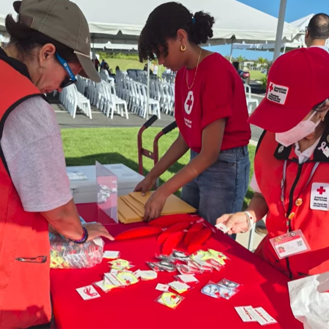Voluntarios montando la mesa