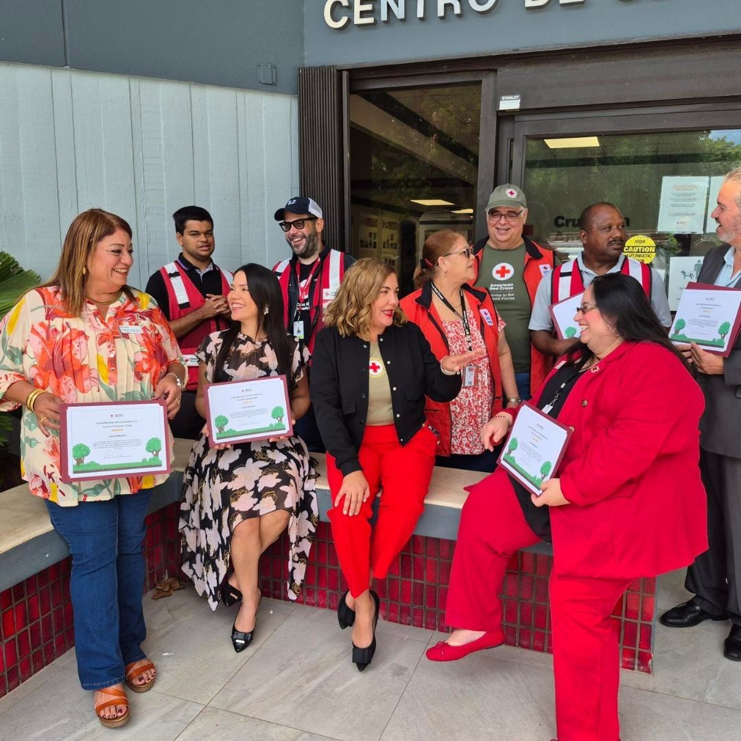 Grupo de cruces rojas riendo y hablando