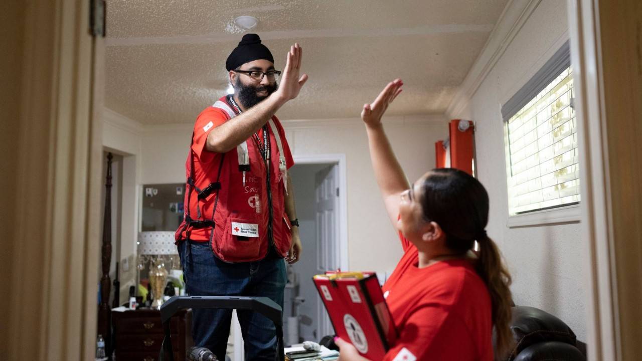 volunteers installing smoke alarm