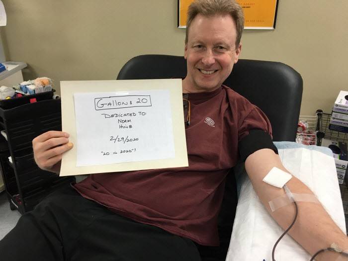Kevin Hinz donating blood