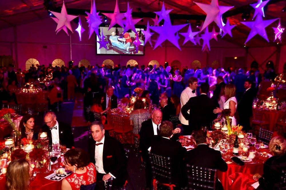 Netro Nw York North Red Cross Ball table setting