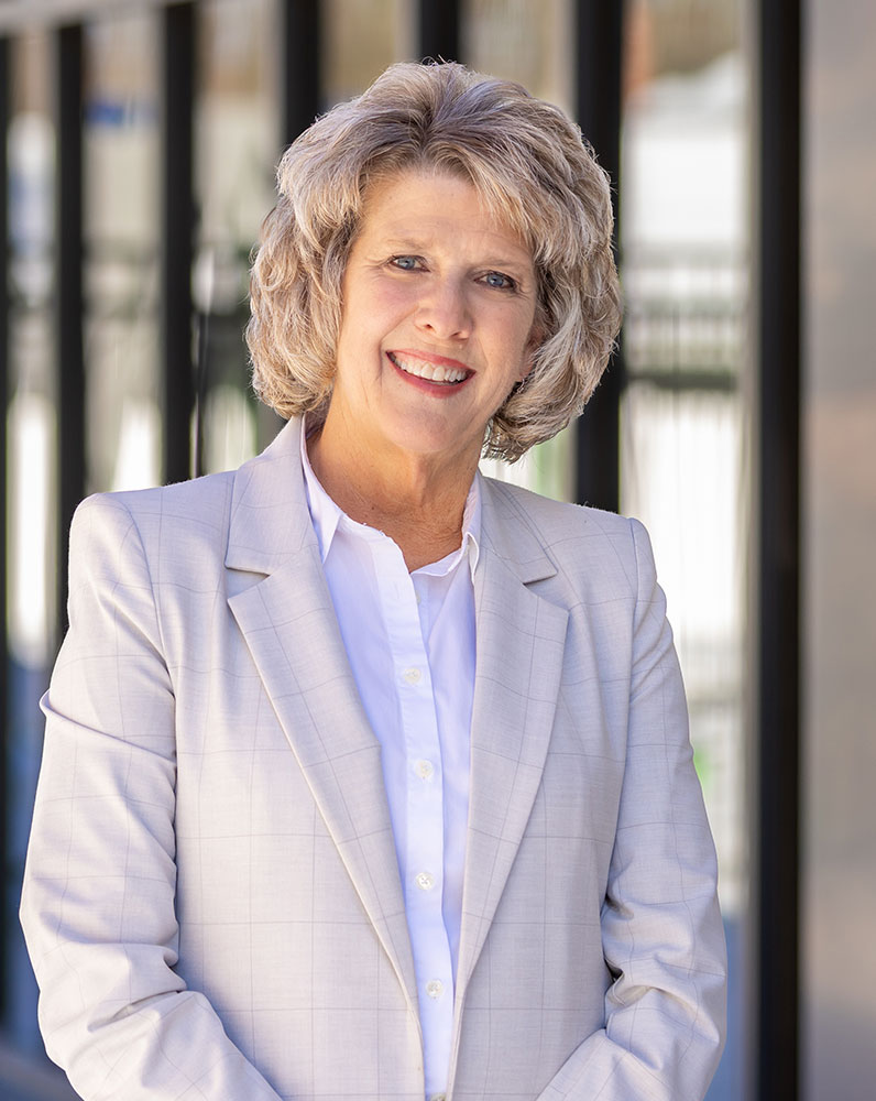 Linda Uveges headshot.